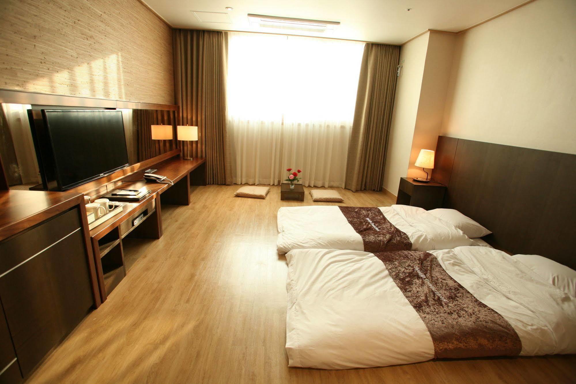 Hyunjin Tourist Hotel Donghae Exterior photo